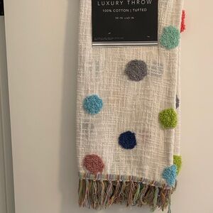 Envogue Tufted Throw with Vibrant Dots